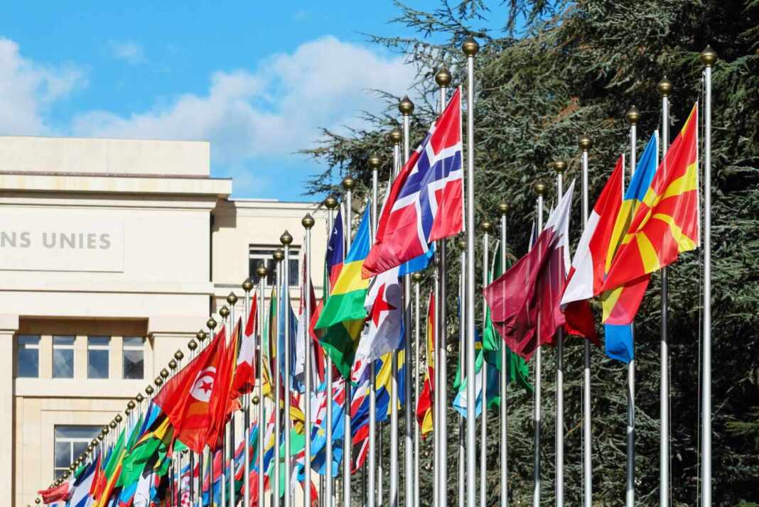 Banderas frente al Palacio de las Naciones en Ginebra, sede de los cursos gratis de la ONU