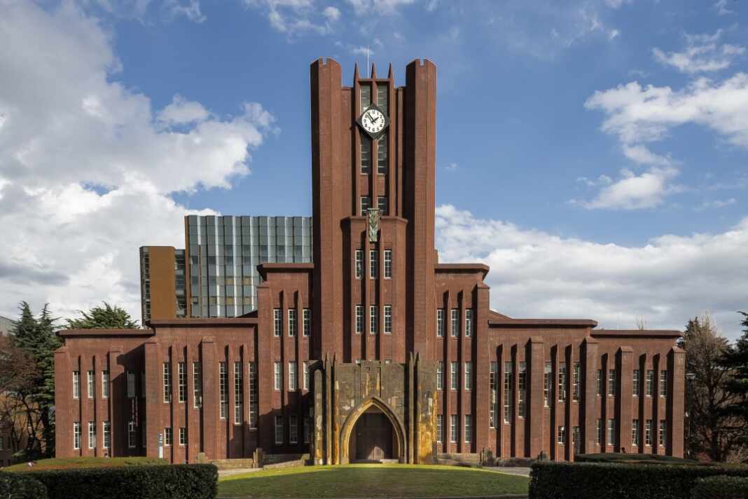 Auditorio Yasuda de la Universidad de Tokio con su torre de ladrillo rojo