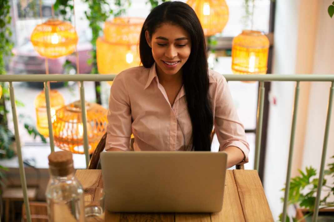 Emprendedora revisa en su computador los cursos gratis para emprendedores de Goldman Sachs