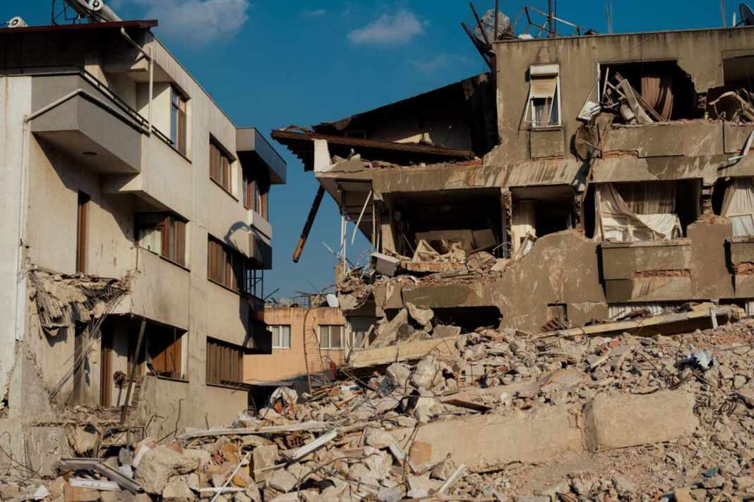 Edificios colapsados tras uno de los terremotos de magnitud 6 registrados en el mundo en 2026.