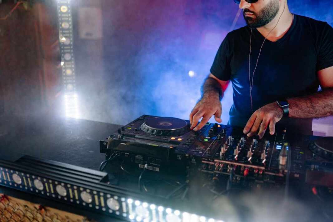 DJ mezclando música en una discoteca, récord de la DJ femenina más joven