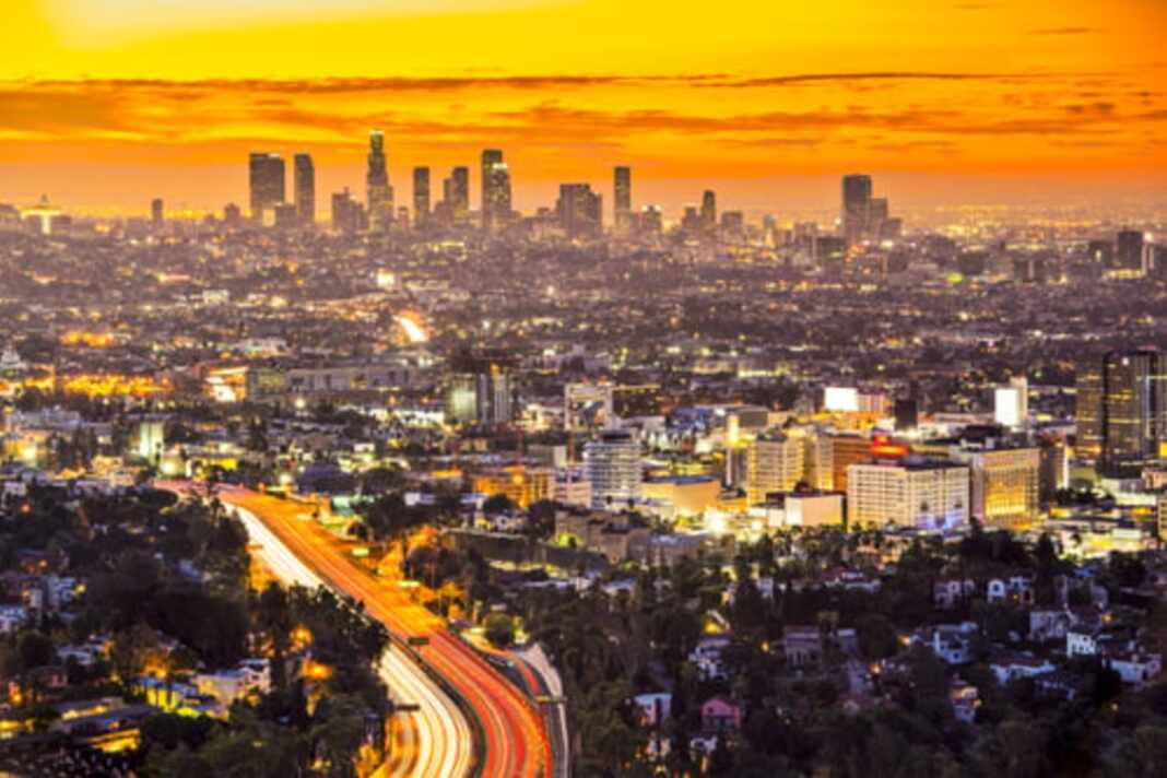 Centro de Los Ángeles, ciudad donde la donación de Miley Cyrus financiará viviendas para mujeres sin hogar