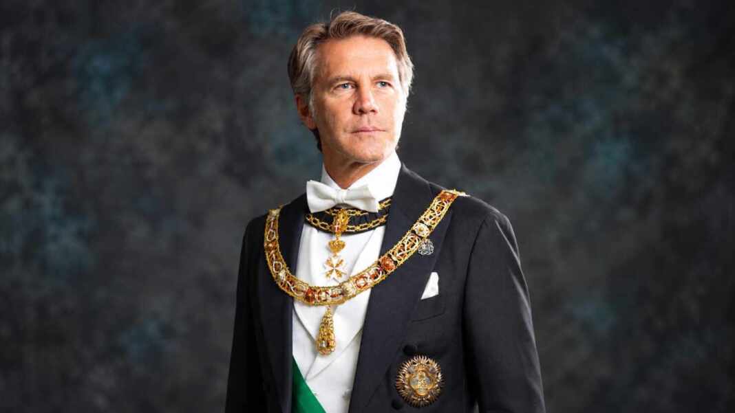 Emanuele Filiberto de Saboya con las insignias de las Órdenes Dinásticas