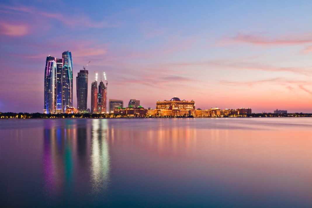 Rascacielos de Abu Dabi al atardecer