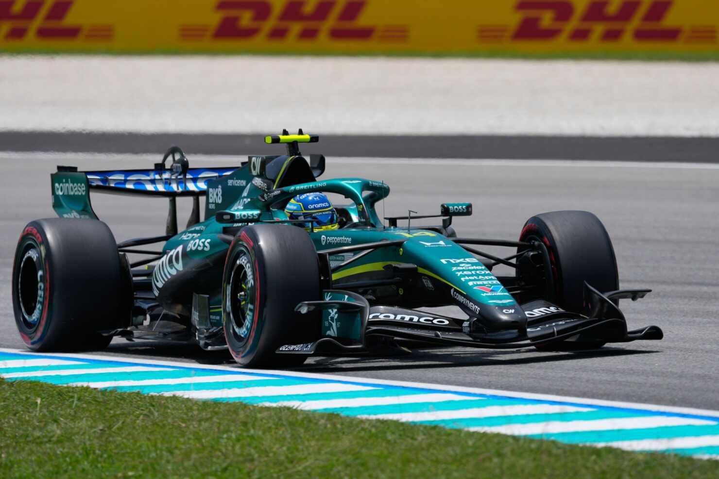 Fernando Alonso con el Aston Martin en el circuito de Sepang durante el Gran Premio de Baréin