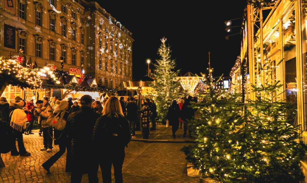 Mercado navideño europeo iluminado de noche