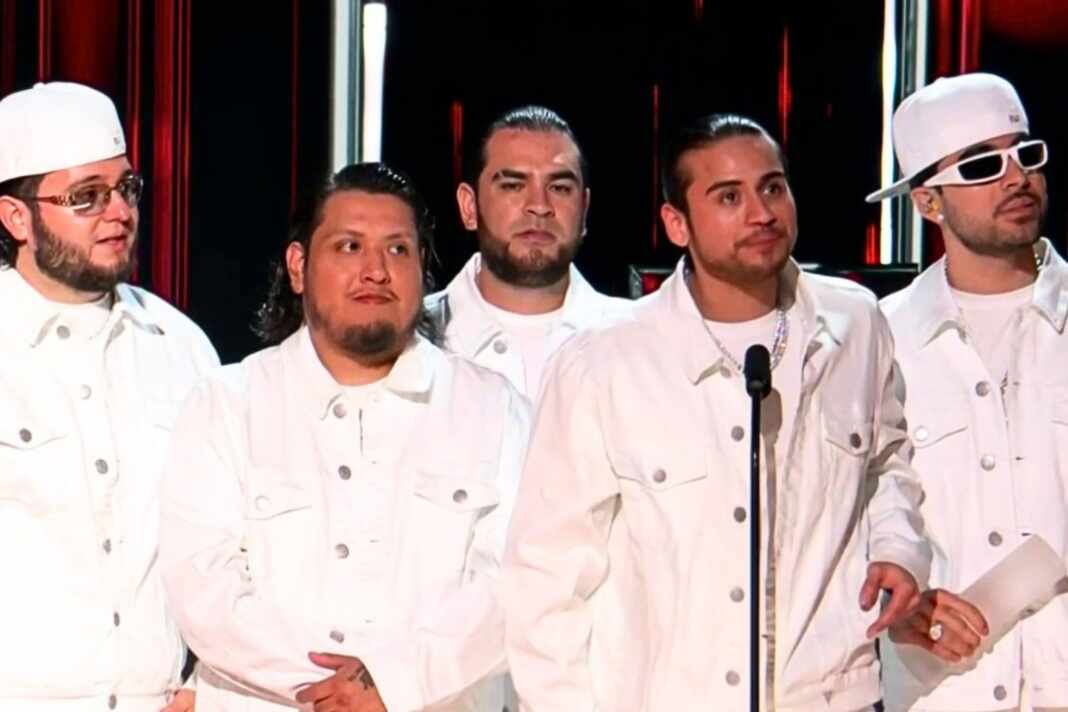 Fuerza Regida en el escenario de los Premios Billboard 2026 en Miami