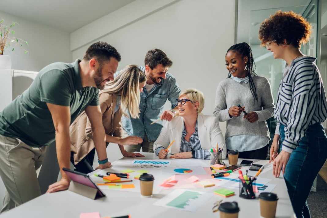 Equipo revisa un plan de trabajo durante un curso de gestión de proyectos gratis