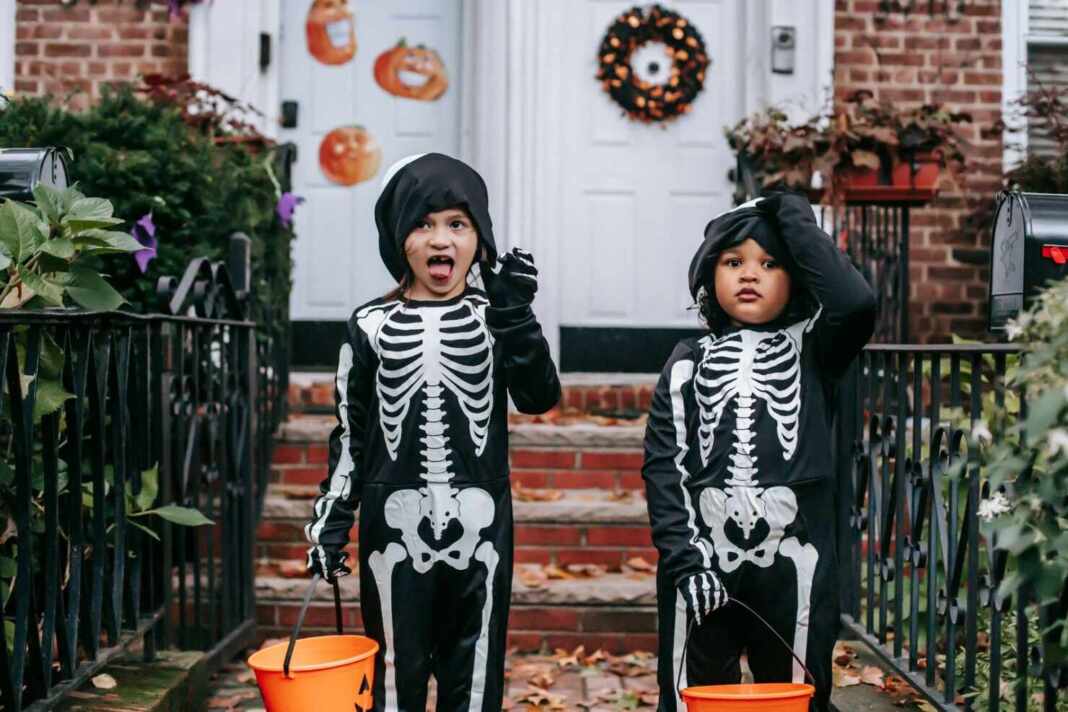 Niñas disfrazadas de esqueleto pidiendo dulces, Halloween gratis en Nueva York