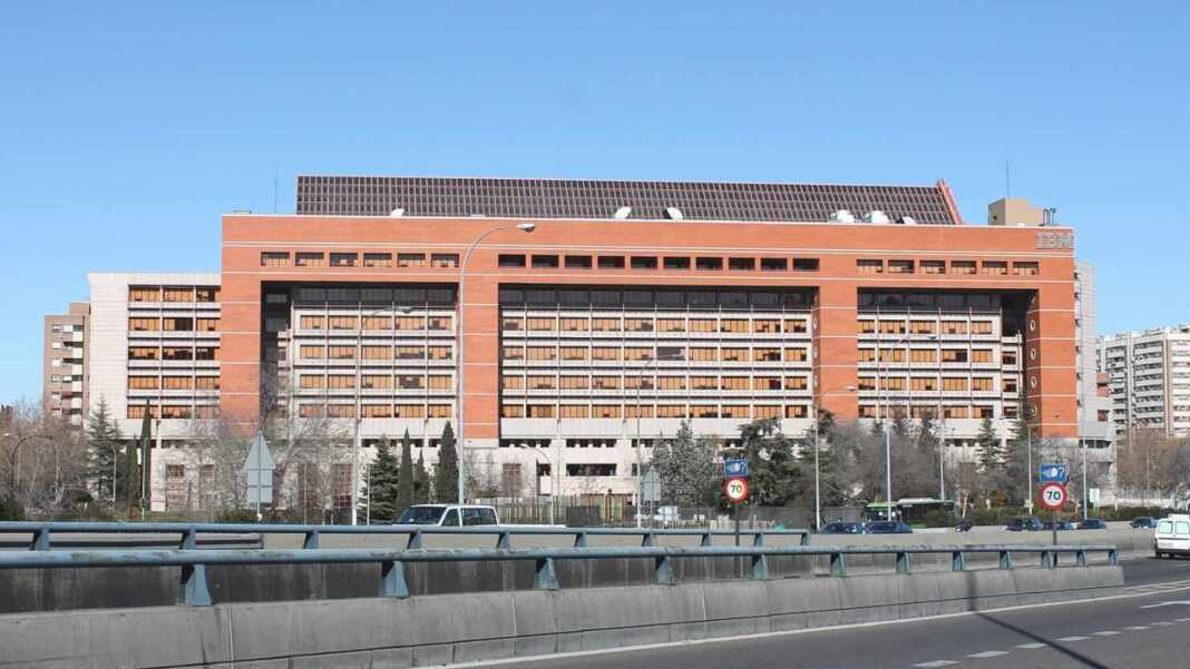 Edificio de IBM en Madrid, empresa que lanzó con el SEPE cursos gratis de inteligencia artificial