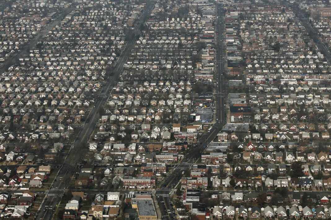 Vista aérea de un barrio residencial en Queens, Nueva York. La vivienda es el gasto más grande del sueño americano: 1,28 millones de dólares en la vida. Foto: Wikimedia Commons.