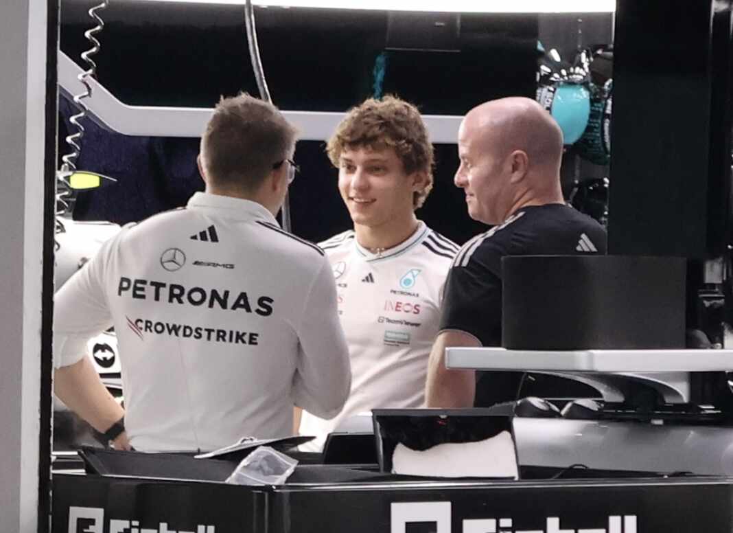 Kimi Antonelli en el garaje de Mercedes en Singapur