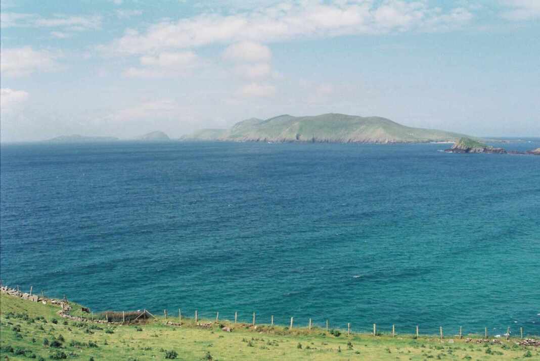 La isla Great Blasket vista desde la costa de Kerry, en Irlanda