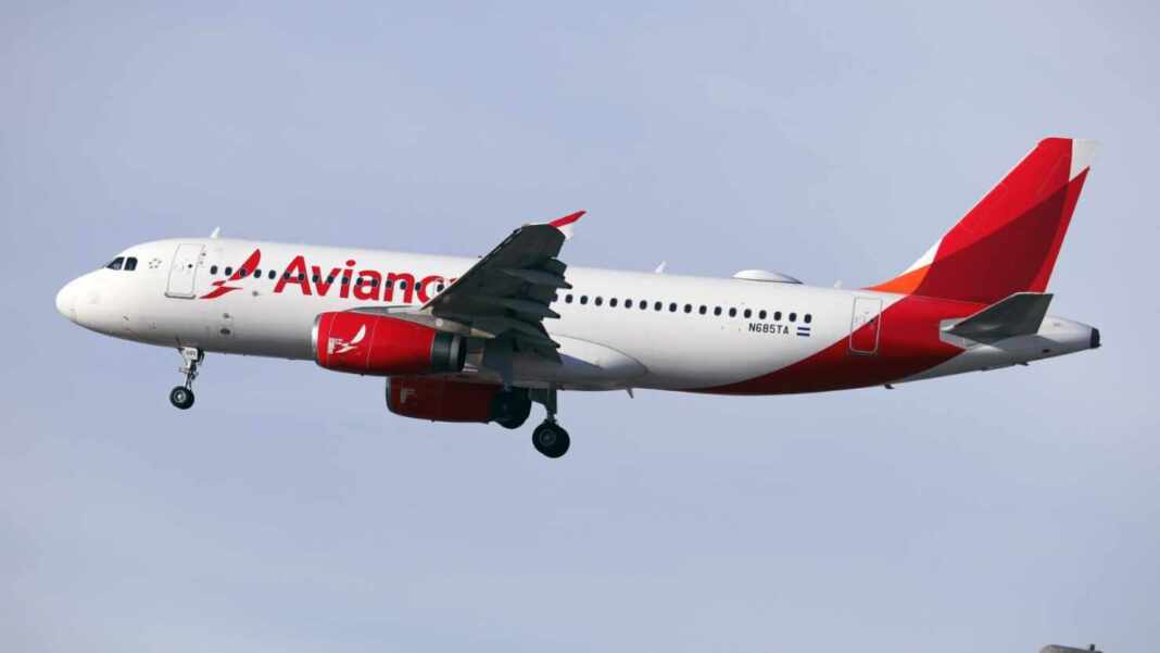Avión de Avianca en vuelo, el IVA de los tiquetes aéreos bajaría al 5 %