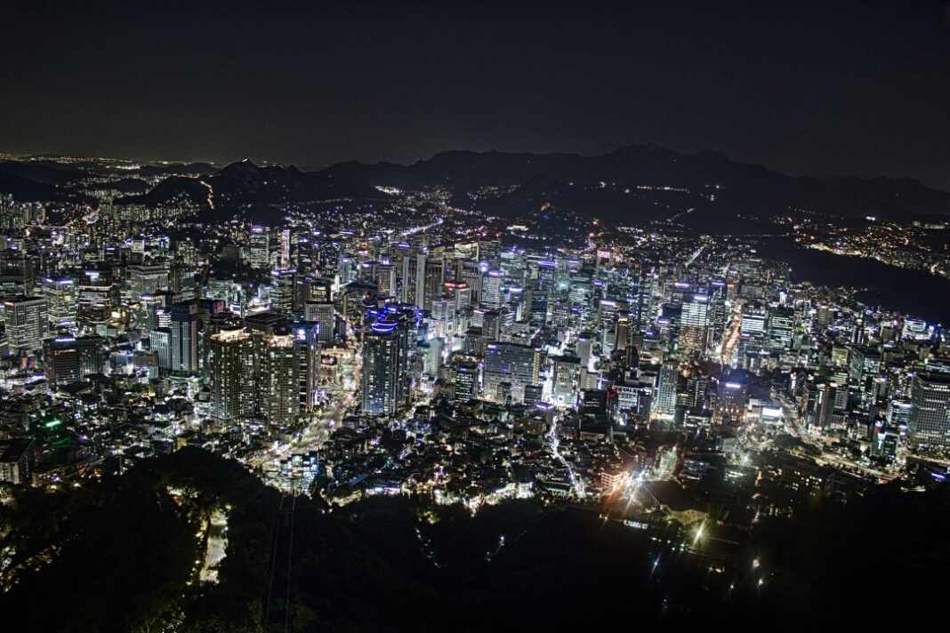 Vista nocturna de Seúl con edificios iluminados