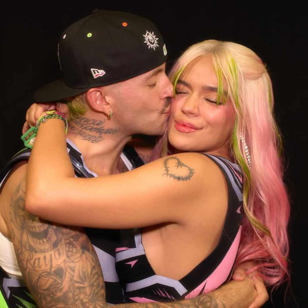 Feid besa en la mejilla a Karol G durante un abrazo en su etapa como pareja