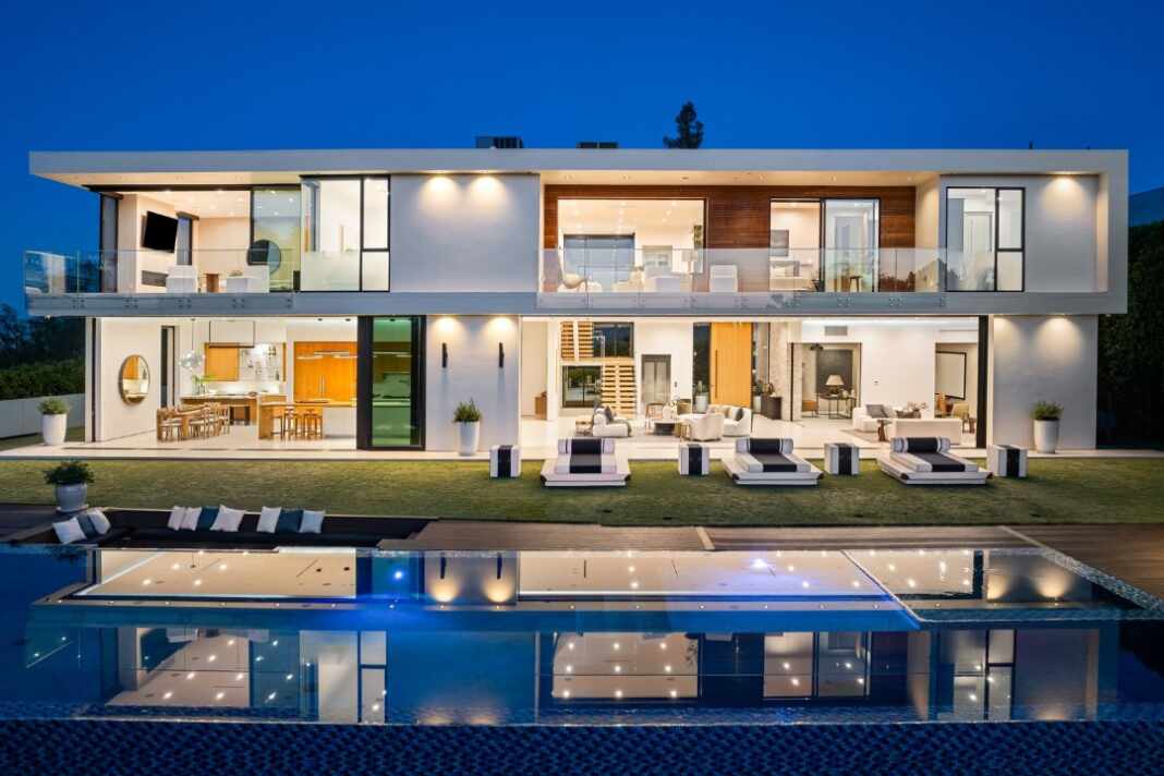 Mansión moderna con piscina al anochecer