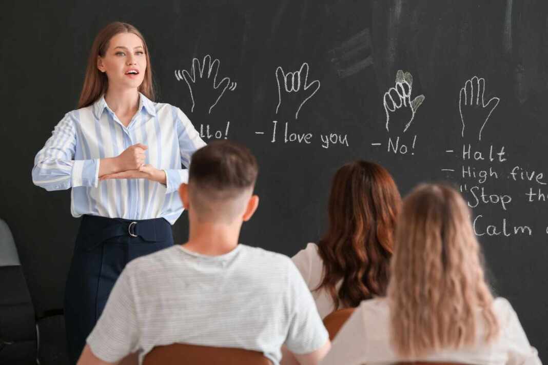 Una profesora enseña lengua de señas gratis a un grupo de estudiantes