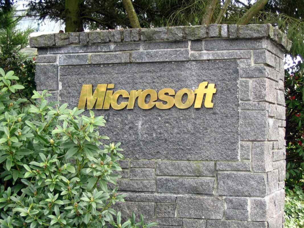 Letrero de Microsoft en su sede de Redmond, Estados Unidos