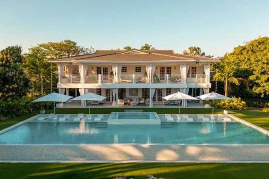 La mansión de Juan Gabriel en Southwest Ranches, Florida, con su piscina