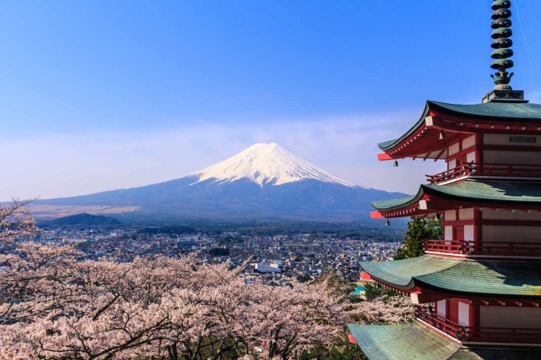 Pagoda Chureito con el monte Fuji nevado y cerezos en flor en Japón