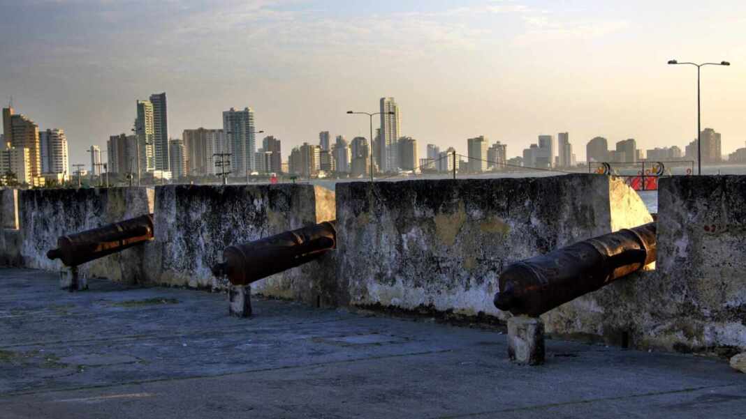 Murallas del centro histórico de Cartagena, ciudad de Alquímico, uno de los mejores bares del mundo en 2026