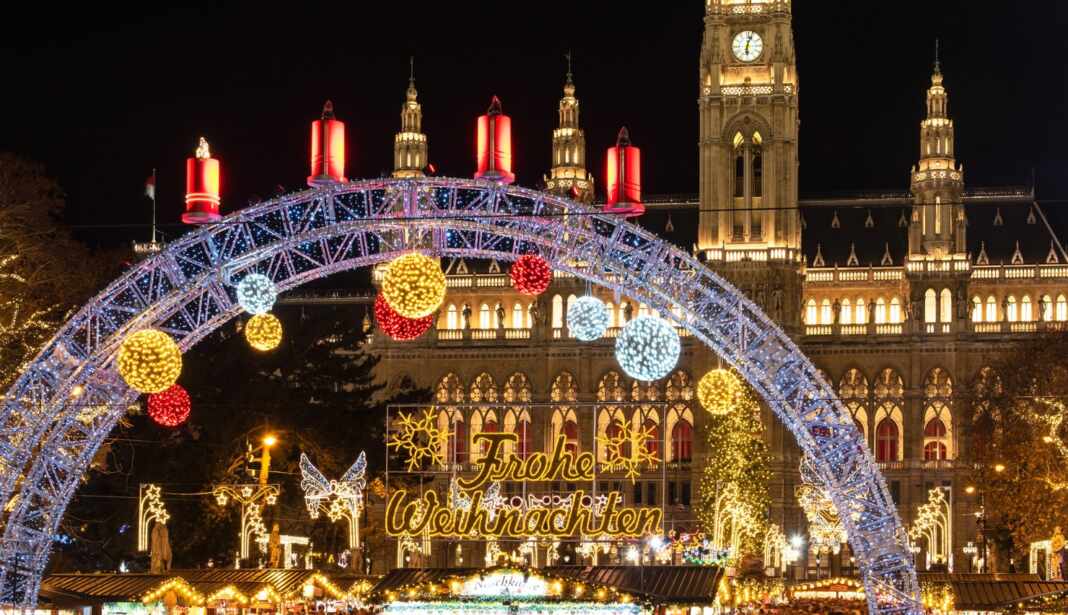 Mercado navideño frente al Ayuntamiento de Viena, Austria