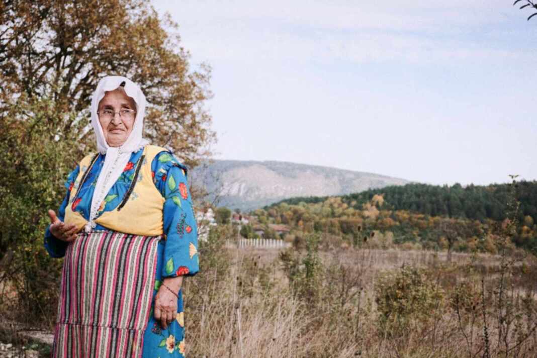 Mujer mayor con traje tradicional en el campo, ilustración de la mujer más vieja del mundo