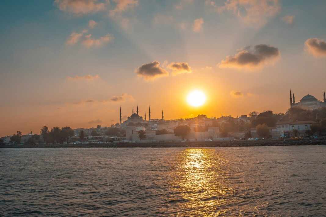 Vista de la mezquita Azul al atardecer, destino de quienes usan la noche de hotel en Estambul de Turkish Airlines
