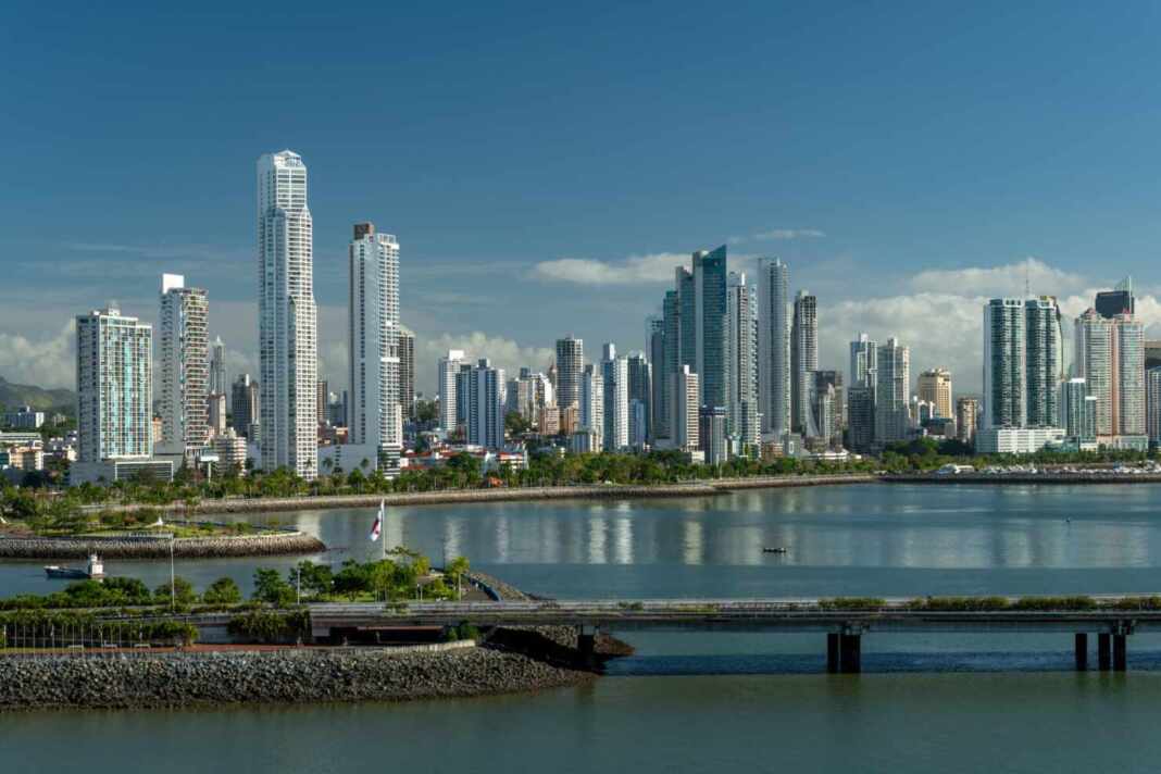 Skyline de la ciudad de Panamá tras el terremoto de magnitud 7.6 que sacudió el país