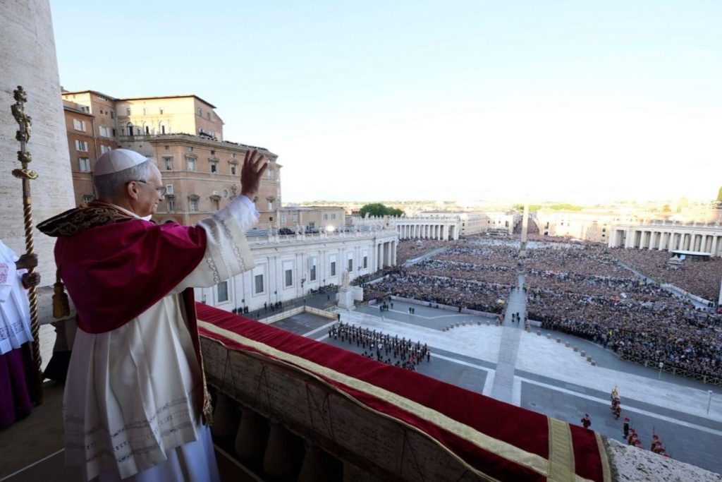 El papa León XIV saluda desde el balcón de la Basílica de San Pedro ante una multitud en la Plaza de San Pedro, Vaticano.