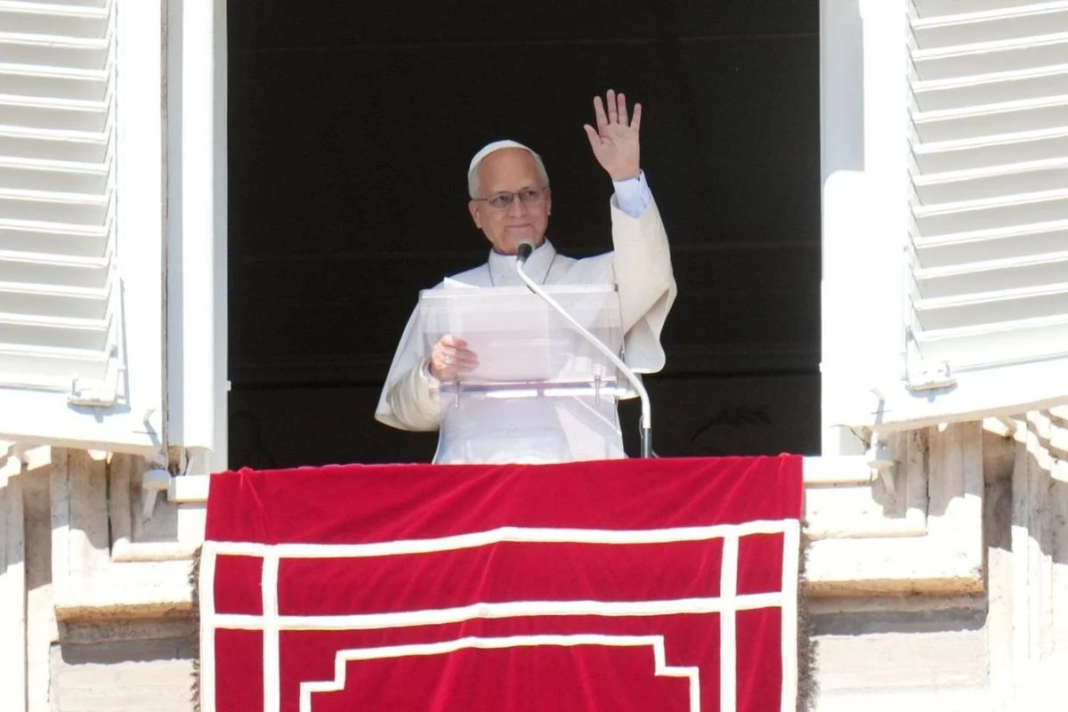 El papa León XIV saluda a los fieles durante el Ángelus en la plaza de San Pedro