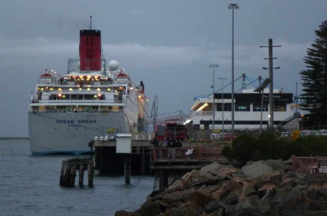 El Ocean Dream, barco que Peace Boat usó en sus vueltas al mundo, al zarpar de un puerto