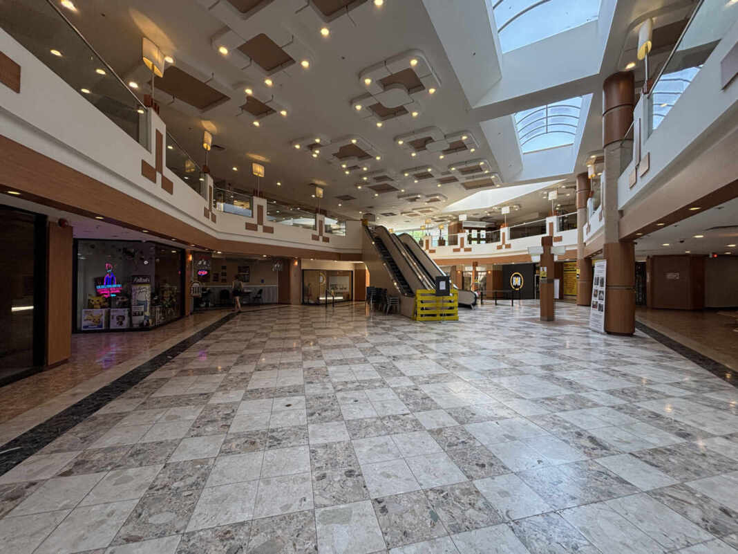 Interior del centro comercial Peterborough Square en Ontario, Canadá, con pasillos casi vacíos