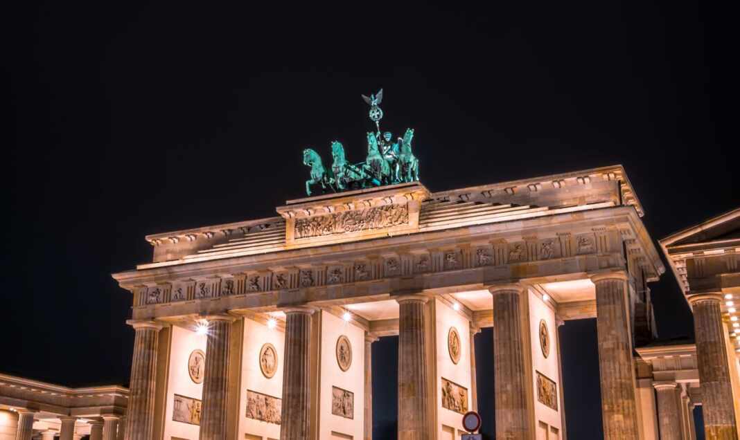 Puerta de Brandeburgo iluminada de noche, Berlín, Alemania