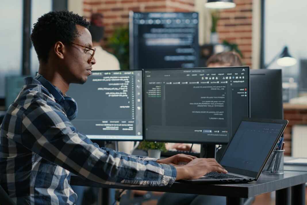 Joven programador trabaja en su computador en el programa gratis de JPMorgan