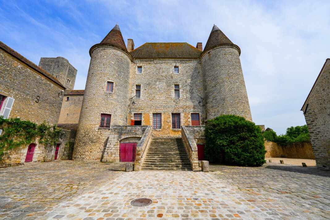 Castillo medieval de Nemours, en la región de París, Francia