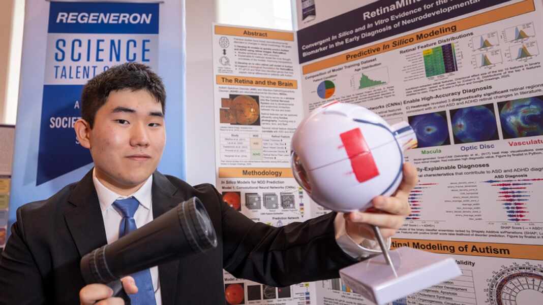 Edward Kang presenta su proyecto RetinaMind con un modelo de ojo en el Regeneron Science Talent Search 2026