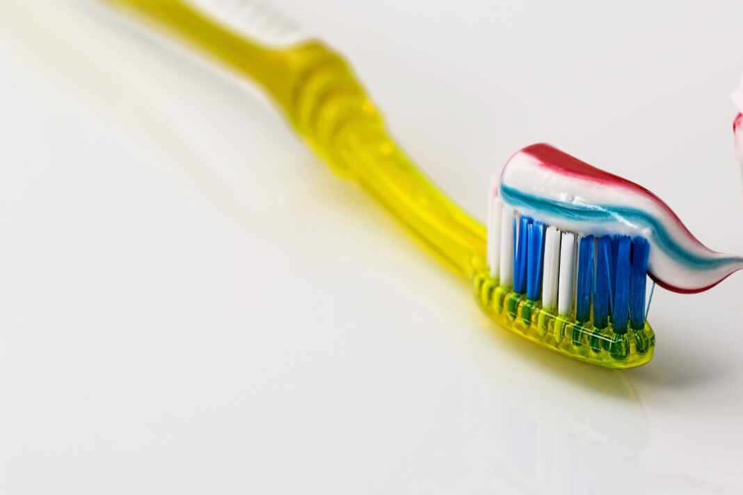 Cepillo con crema dental, en medio del retiro de crema dental en EE. UU.