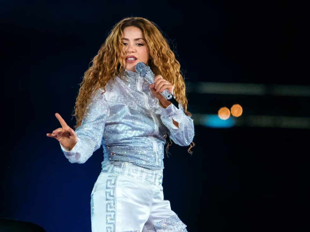 Shakira canta en un concierto de su gira Las Mujeres Ya No Lloran