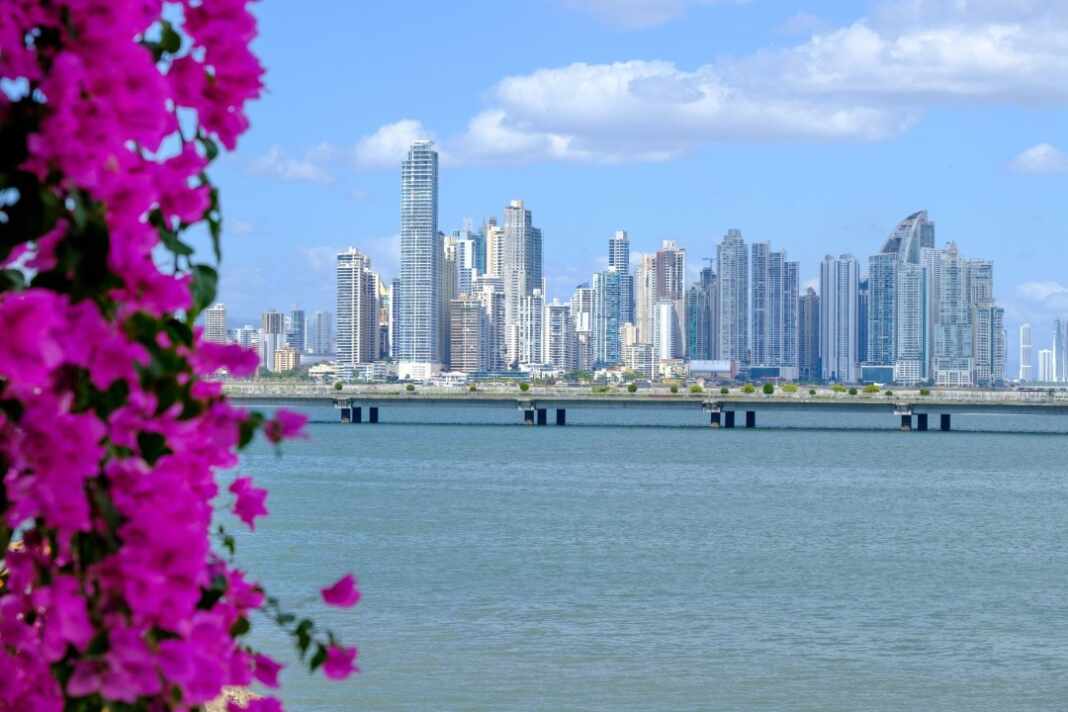 Horizonte de Ciudad de Panamá frente al mar, destino del stopover en Panamá de Copa Airlines
