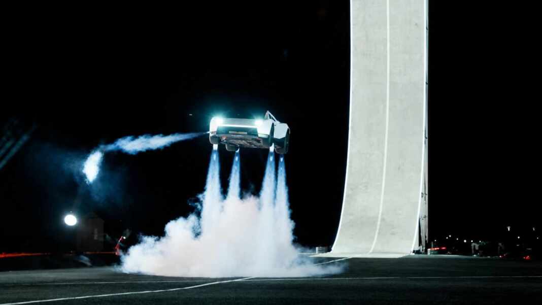 El nuevo Tesla Roadster volando con propulsores de gas frío durante su presentación en Texas