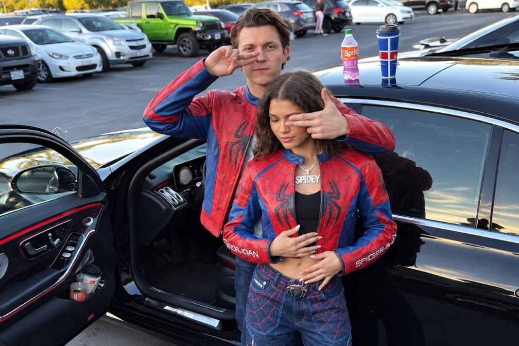 Tom Holland y Zendaya con chaquetas de Spider-Man