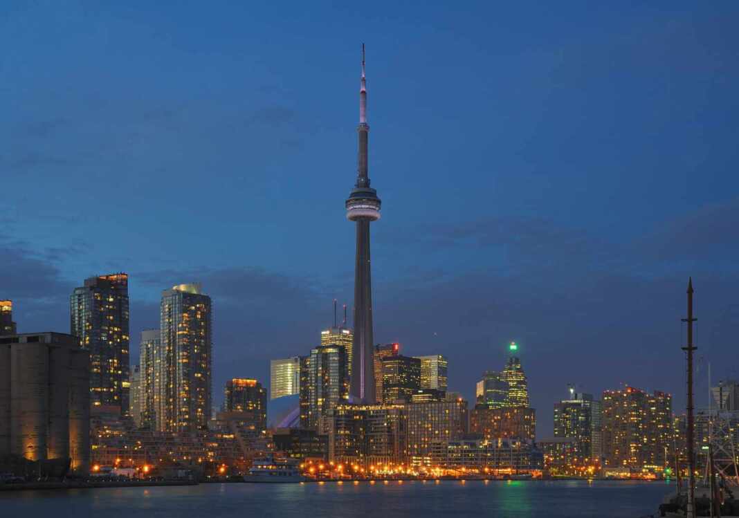 Vista de Toronto, Canadá, con la CN Tower al fondo