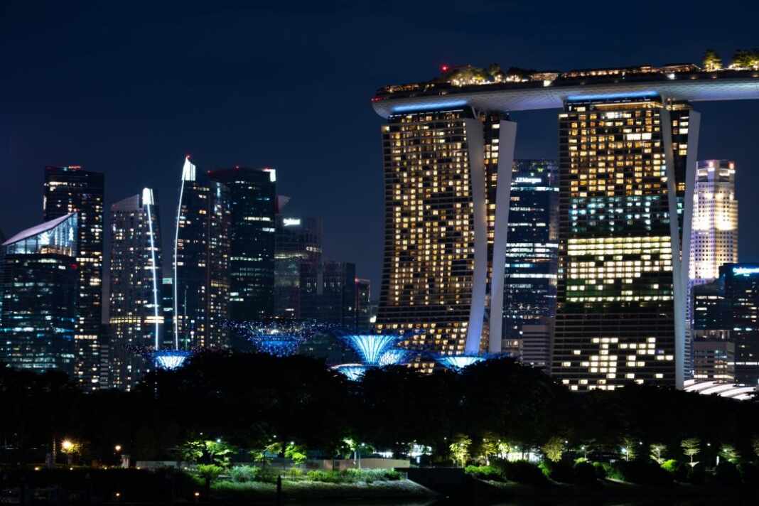 Hotel Marina Bay Sands de noche, parada del tour gratis en Singapur para pasajeros en escala