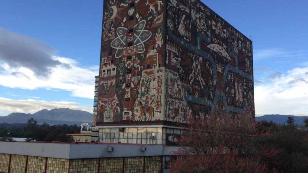 Biblioteca Central de la UNAM en Ciudad Universitaria, institución que ofrece un curso gratis para hablar en público