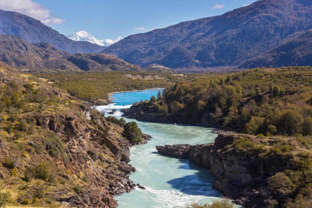 Cabaña junto a un lago rodeada de bosque, destino de voluntarios en la Patagonia chilena